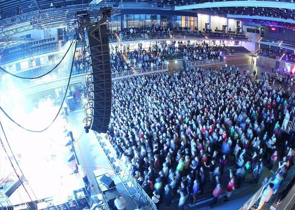 Konzert im CASTELLO Düsseldorf. Der Innenraum, sowie die Ränge sind fast komplett gefüllt.